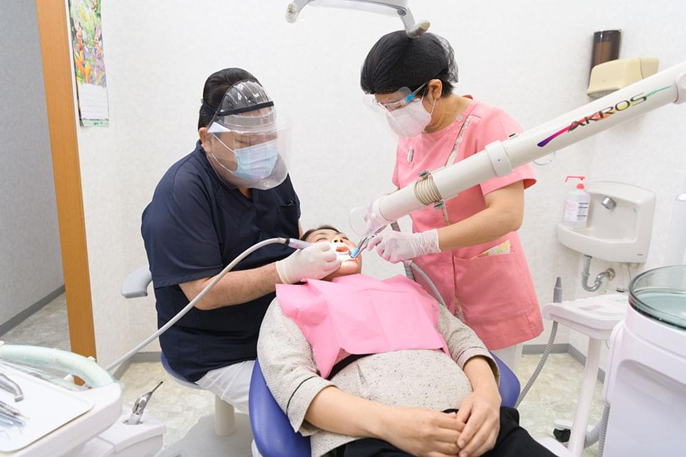 歯科医師3名体制で、専門的治療を行っております